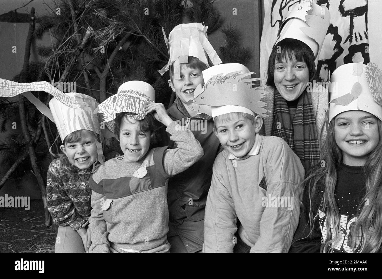 Passer un moment de détente... c'est ces jeunes qui ont apprécié un week-end d'hiver au centre d'activités de Scammonden. Sur la photo, en train d'essayer leurs chapeaux de bois avec Cate Clark, l'un des assistants est Dawn Laidlaw, Henry Clark, Garth Walker, Craig Joyce et Sarah Fielding. Près de 40 enfants de Kirklees, âgés de 7 à 13 ans, séjournaient dans le centre. Les activités comprenaient des jeux et de l'artisanat sur le thème de la campagne. 29th janvier 1989. Banque D'Images