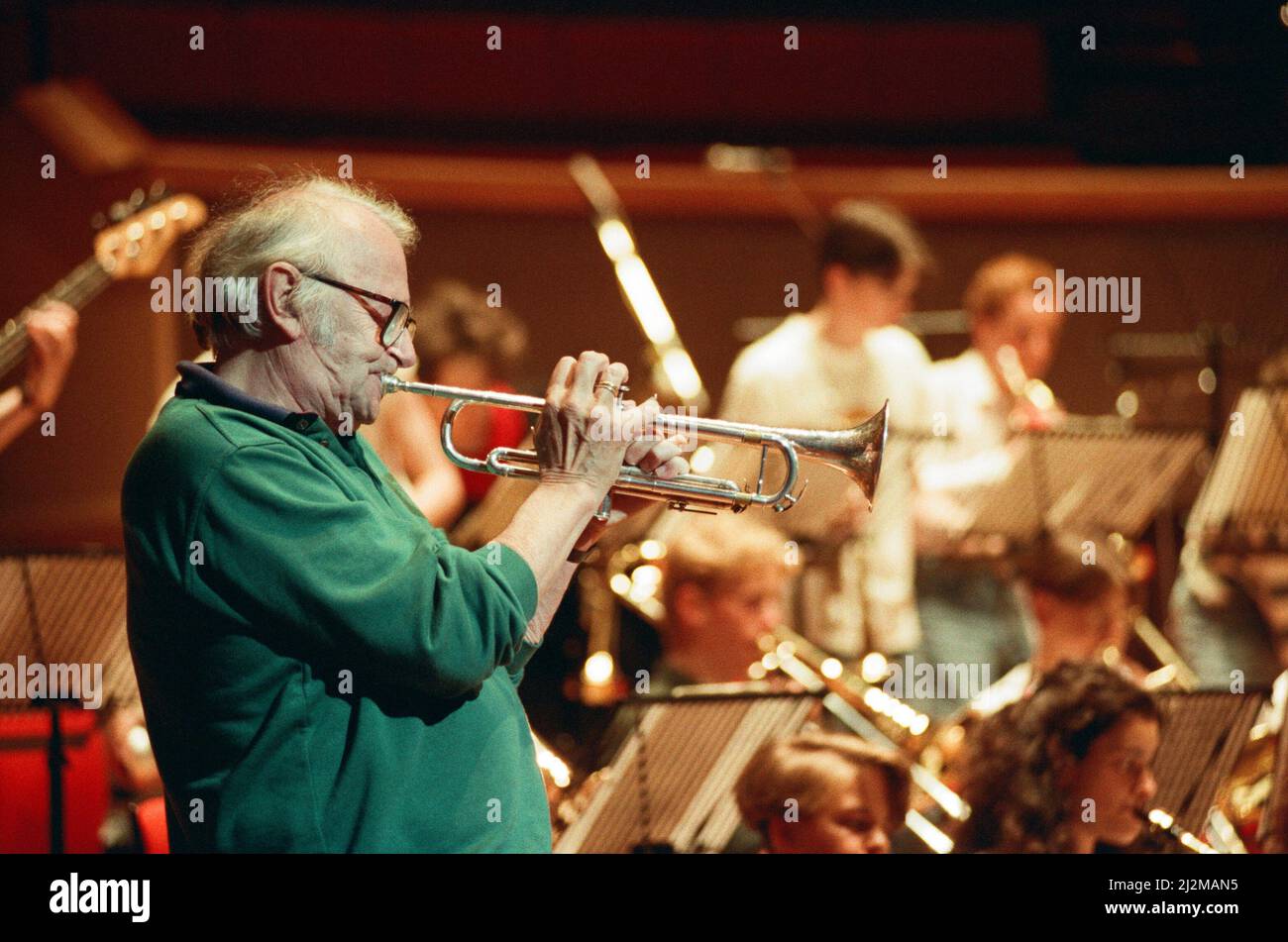 Humphrey Lyttelton répète avec le Birmingham Schools Jazz Orchestra à la Symphonie Hall avant un concert. 16th juillet 1991. Banque D'Images