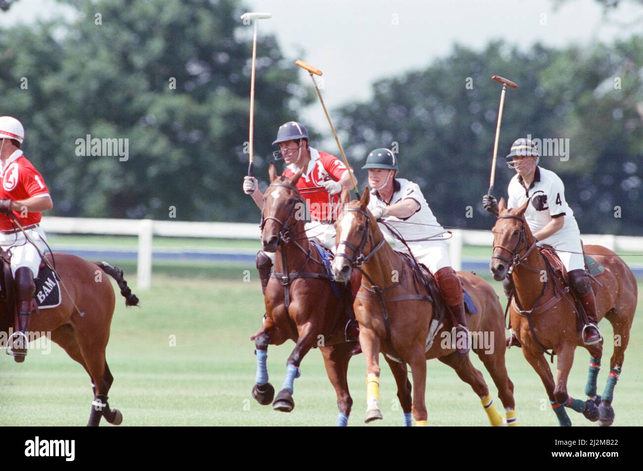 Le Prince Charles (maillot rouge portant le numéro 3) a été enfermé dans une bataille féroce contre le Major James Hewitt, ami de la princesse Diana aujourd'hui (maillot blanc portant le numéro 2) , sur le terrain de polo. À une étape, comme le major Hewitt a défié le prince, le commentateur a exclamé 'Oh, je dis ! Cette sortie était un peu difficile » malgré la détermination de Charles, l'équipe du héros du Golfe a remporté 4-1 victoires à Windsor. Les prix du polo ont été remis par une autre royale, la princesse Beatrice, fille de deux ans de la duchesse de York et du prince Andrew. Photo prise le 16th juillet 1991 Banque D'Images