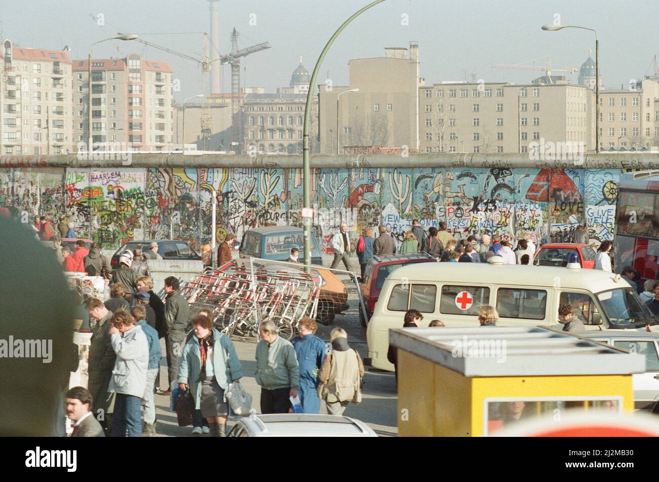 Berlin Ouest, Allemagne, 10 jours après la détente du passage frontalier par le gouvernement de la RDA. Cela a permis aux citoyens de l'Allemagne de l'est de traverser Berlin Ouest et Allemagne de l'Ouest, photos prises le 19th novembre 1989. Photo : beaucoup de gens entrent dans Berlin Ouest Banque D'Images