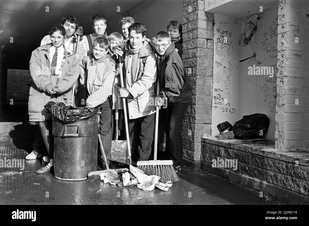 Ces élèves de l'école secondaire Salendine NOOK ont fait un coup de balai. Les élèves se sont armés de pelles et de brosses pour s'attaquer à la litière et aux ordures dans le métro, sous la très animée New Hey Road, près de leur école. Il a été l'un des premiers projets du panel d'aide communautaire des écoles¿. Autres projets le panel vise à aborder, notamment la réduction de la consommation de tabac par les élèves, l'amélioration des salles de verrouillage et l'ouverture d'un magasin de papeterie. Mme Lyn Brooks, chef de l'année de l'avant-projet, a déclaré qu'il était à espérer que le panel aiderait à la fois l'école et la communauté. PC Phil Devereux, agent de prévention du crime de Huddersfield, qui est de retour Banque D'Images