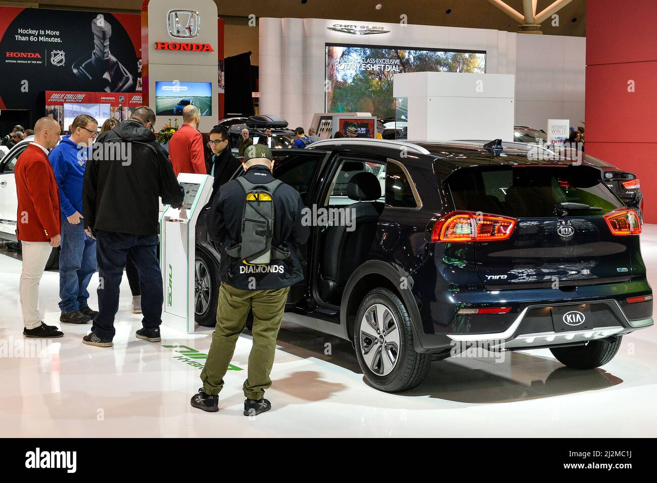 Toronto, ON, Canada - le 15 février 2019 : les visiteurs voient les voitures présentées à l'exposition lors du salon international canadien de l'auto 2019 à Metro Toro Banque D'Images