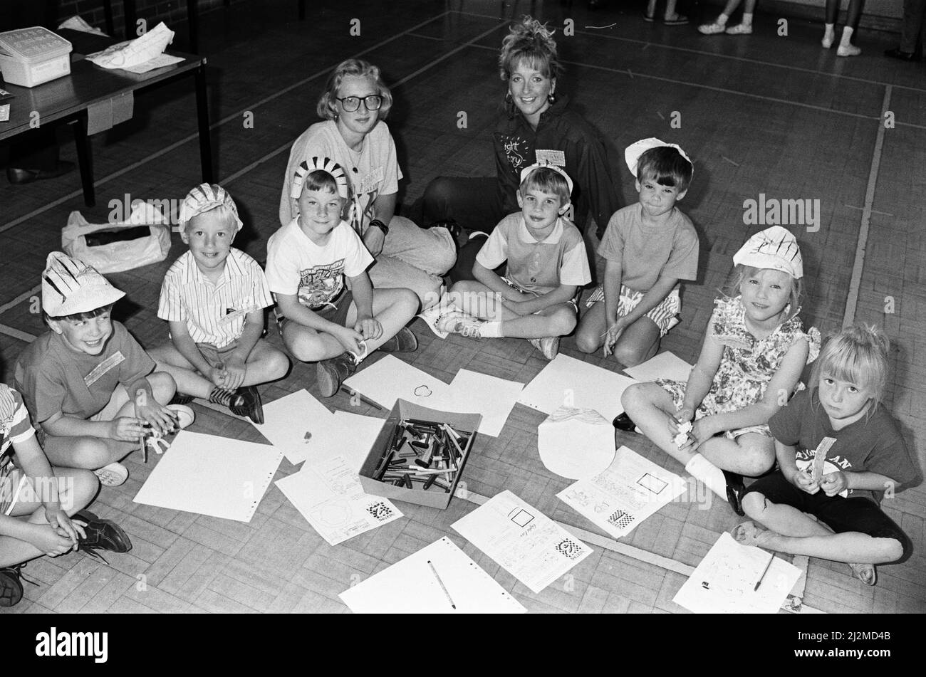 Playtime É ÊFor New North Road Baptist Church Holiday club Helpers Jenny Lockwood (arrière gauche) et Clare Rushworth (arrière droite) et quelques-uns des 50 jeunes ont assisté à des sessions dans une église. ÊChildren entre cinq et 12 ans ont participé à un certain nombre d'activités, de jeux et de séances dramatiques. 30th août 1991. Banque D'Images