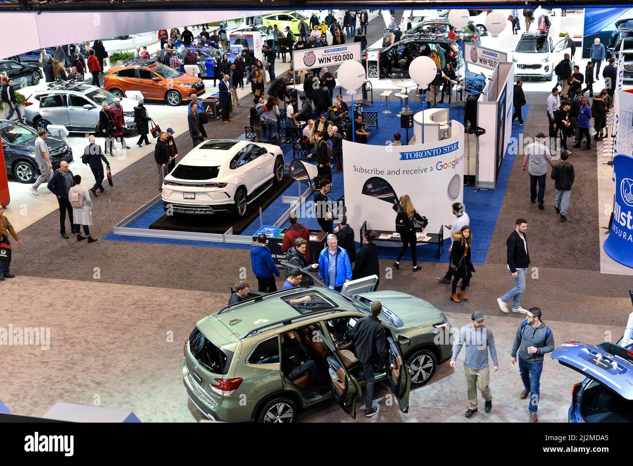 Toronto, ON, Canada - le 15 février 2019 : les visiteurs voient les voitures présentées à l'exposition lors du salon international canadien de l'auto 2019 à Metro Toro Banque D'Images