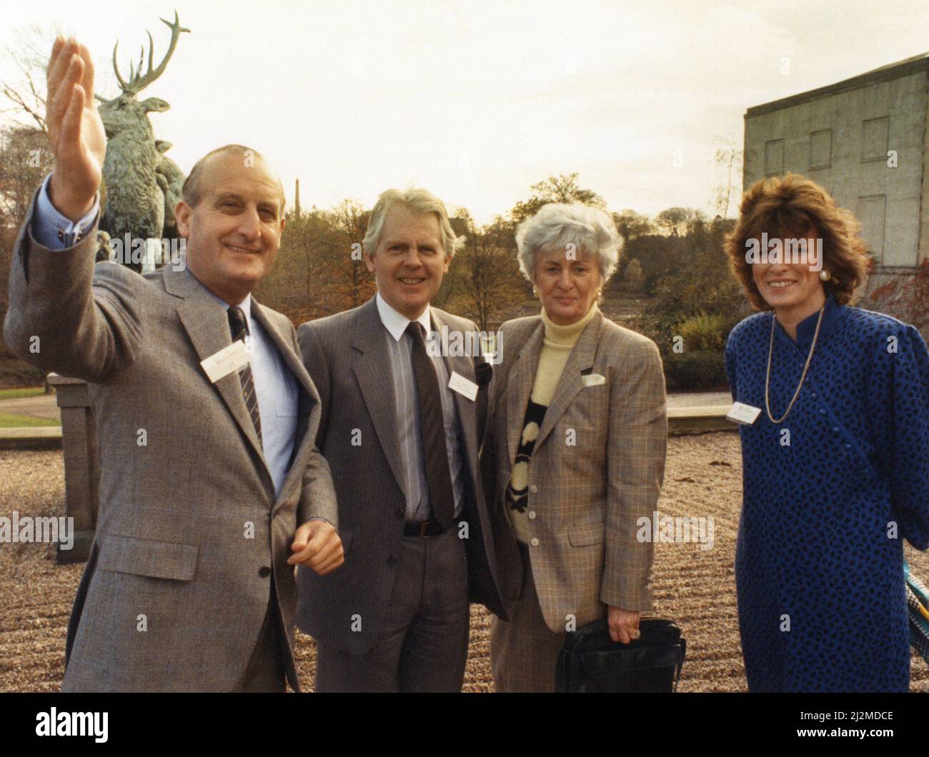 Sir John Hall, promoteur immobilier (chevalier 1991) et président à vie et ancien président du club de football de Newcastle United (1992 à 1997), photographié au Wynyard Hall Estate, comté de Durham, 9th novembre 1989. Notre photo montre ... John Hall montre fièrement Neil Burnett, directeur général de la Gazette, autour de la propriété, accompagné de sa femme Mae et de sa fille Allison Antonopoulos. Banque D'Images