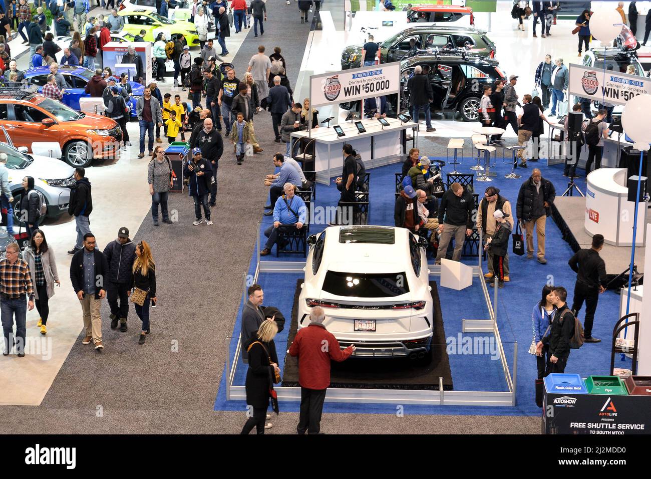 Toronto, ON, Canada - le 15 février 2019 : les visiteurs voient les voitures présentées à l'exposition lors du salon international canadien de l'auto 2019 à Metro Toro Banque D'Images