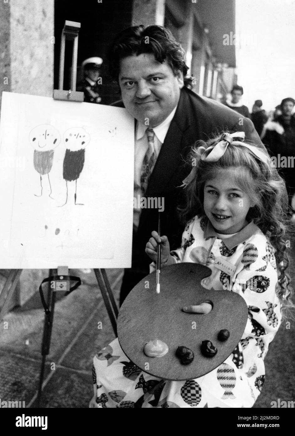 Artiste en herbe Joni Kilmurry, sept, de Hyndland, aide à la Glasgow School of Art graduate Robbie Coltrane ouvrir un nouveau shop - et parfaire son art. Ils étaient à l'Artstore à Glasgow Queen Street. 17 février 1990. Banque D'Images