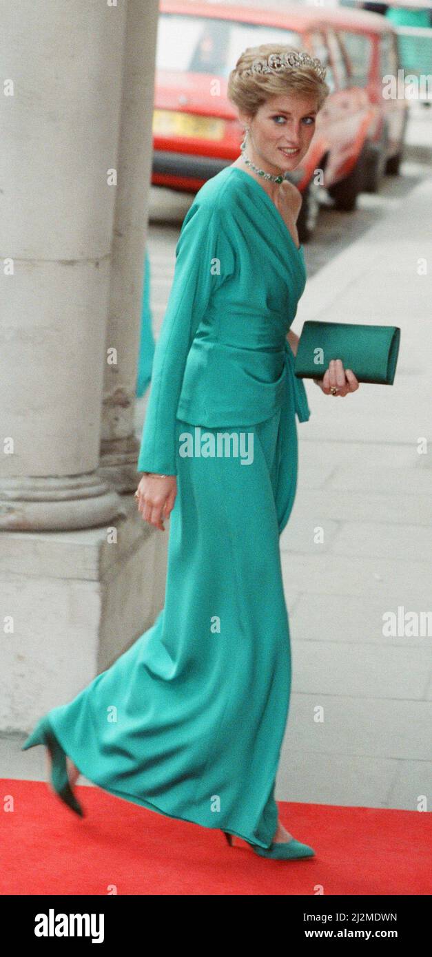 HRH la princesse de Galles, la princesse Diana participe à un banquet à Mansion House organisé par le maire de Londres en l'honneur de Robert Hawke, le premier ministre australien lors de sa visite en Grande-Bretagne.la princesse Diana porte une robe de bal turquoise, Le collier de tiara de diamant Spencer et le collier de sélection d'émeraude et de diamant Queen Marys. Photo prise le 21st juin 1989. Banque D'Images