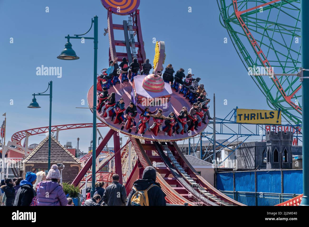 New York, NY - 2 avril 2022 : atmosphère pendant l'ouverture de la saison  du Luna Park de Coney Island Photo Stock - Alamy