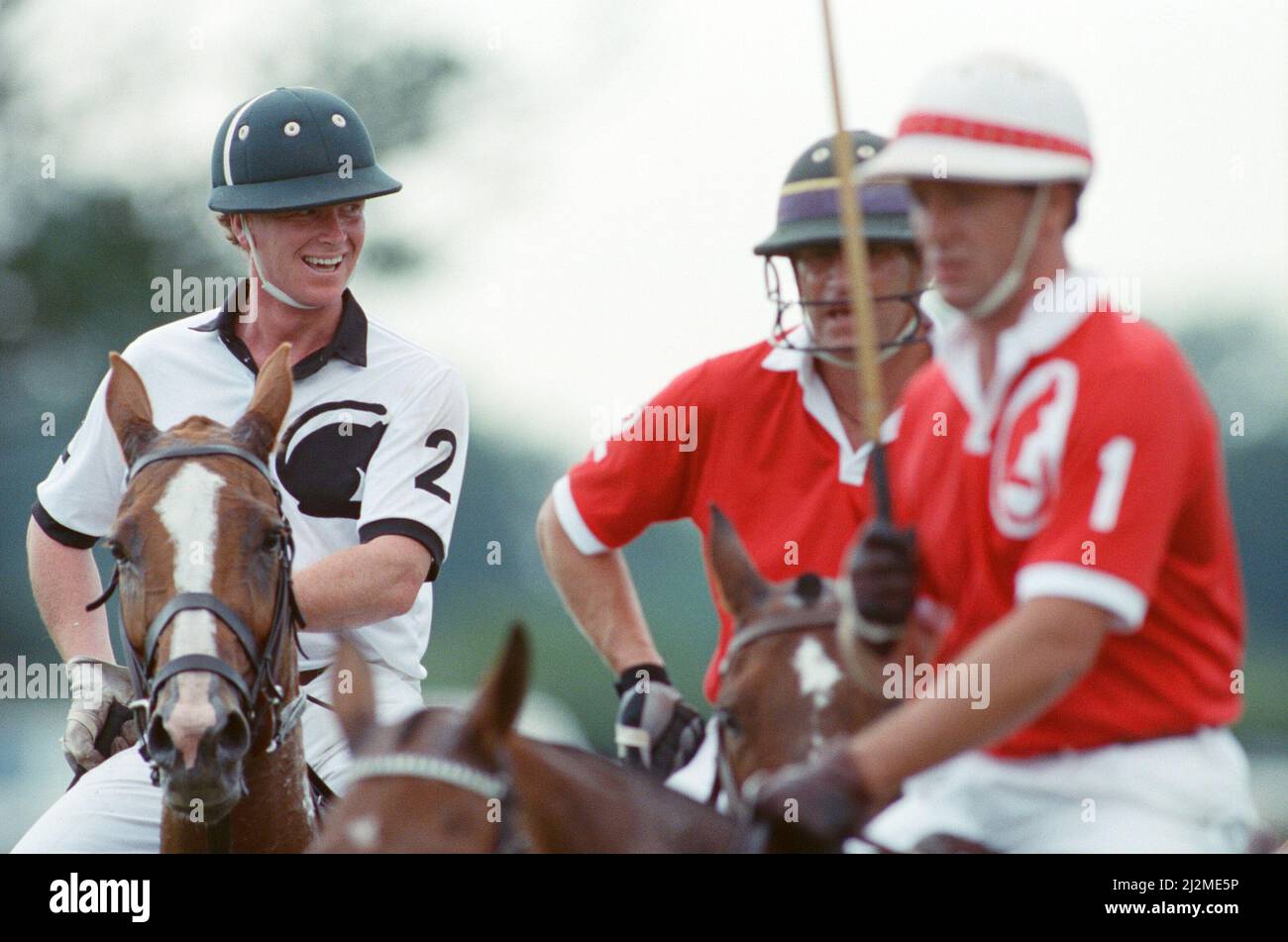 La photo montre le major James Hewitt (portant la chemise blanche numéro 2). Voir d'autres cadres dans cet ensemble qui montrent : le Prince Charles (maillot rouge portant le numéro 3) a été enfermé dans une bataille féroce avec l'ami de la princesse Diana, le Major James Hewitt aujourd'hui (maillot blanc portant le numéro 2) , sur le terrain de polo. À une étape, comme le major Hewitt a défié le prince, le commentateur a exclamé 'Oh, je dis ! Cette sortie était un peu difficile » malgré la détermination de Charles, l'équipe du héros du Golfe a remporté 4-1 victoires à Windsor. Les prix du polo ont été remis par une autre royale, la princesse Beatrice, fille de deux ans du Duc Banque D'Images