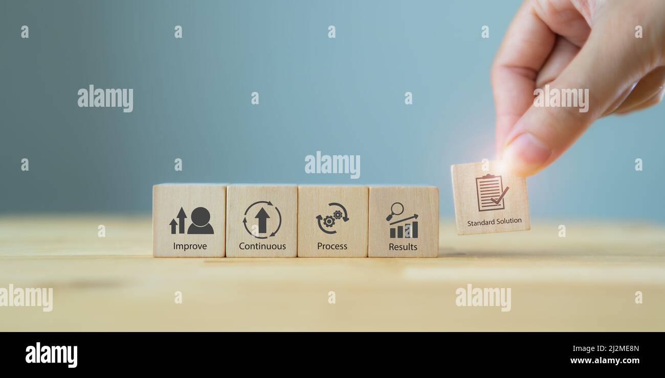 Concept Kaizen : amélioration continue de l'efficacité et de l'efficience des activités. Icône du cycle Kaizen sur les cubes de bois ; amélioration, continue, processus Banque D'Images