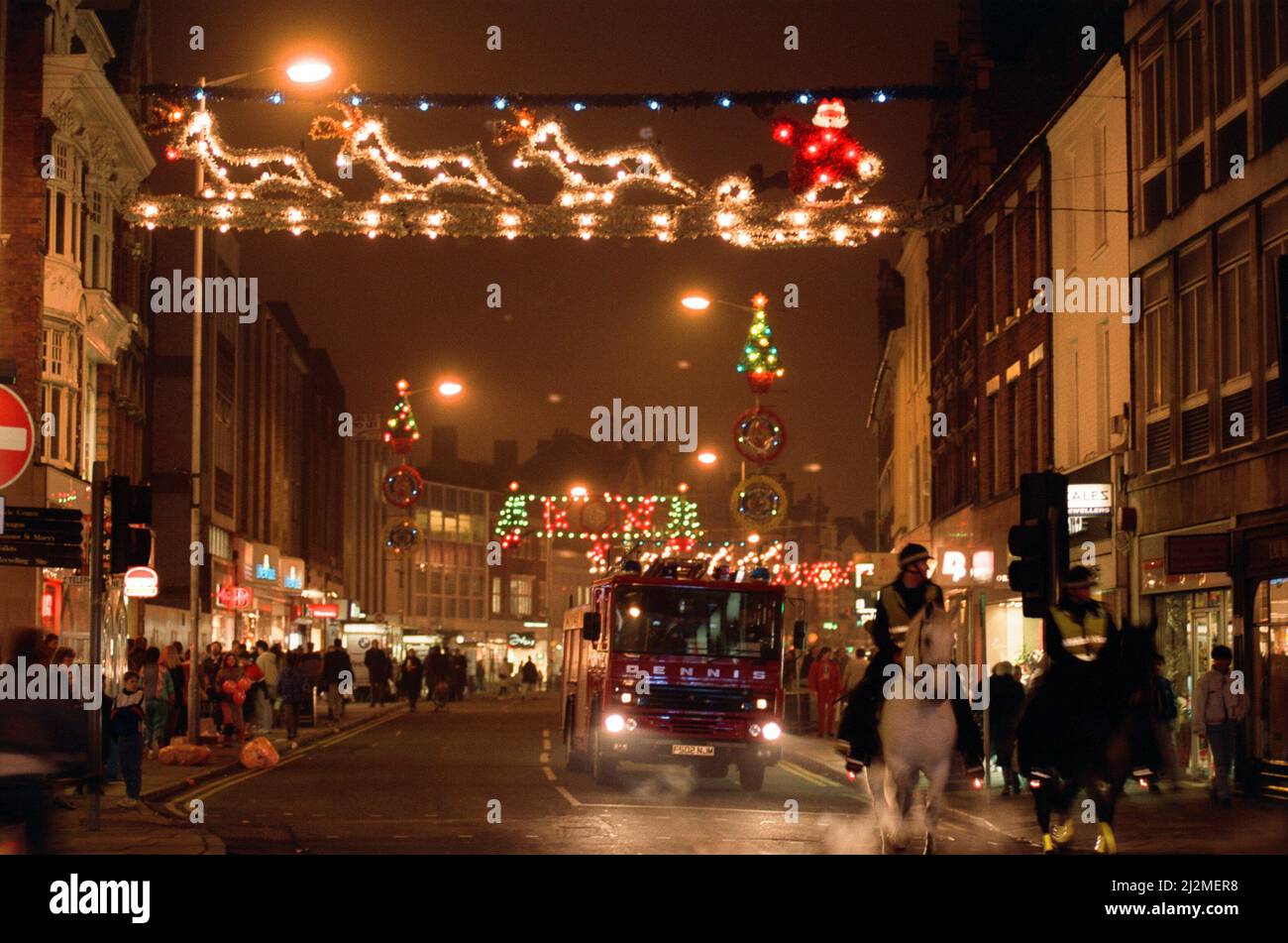 Les lumières de Noël de Broad Street Mall, Reading, sont allumées. 22nd novembre 1990. Banque D'Images