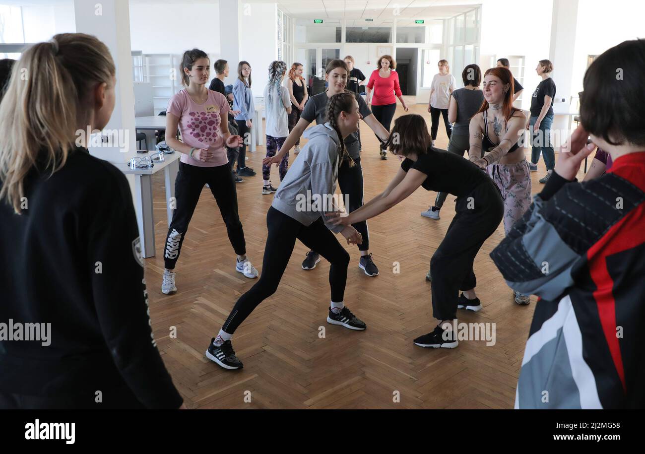 Lviv, Ukraine. 22nd mars 2022. Les jeunes filles ukrainiennes sont vues s'entraîner à se défendre dans le cadre de l'invasion russe de l'Ukraine. La Russie a envahi l'Ukraine le 24 février 2022, déclenchant la plus grande attaque militaire en Europe depuis la Seconde Guerre mondiale Crédit : SOPA Images Limited/Alamy Live News Banque D'Images