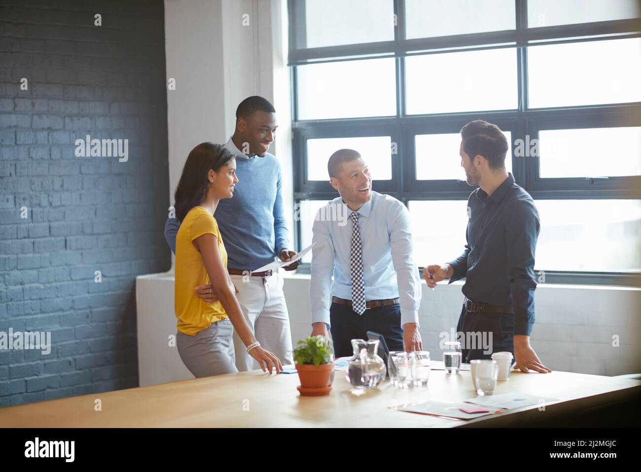 Le travail d'équipe commence par un plan. Photo courte de quatre hommes d'affaires dans la salle de réunion. Banque D'Images