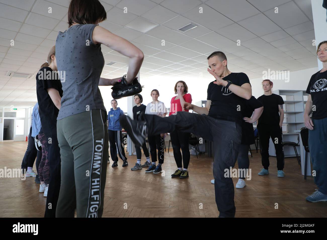 Lviv, Ukraine. 22nd mars 2022. Les jeunes filles ukrainiennes sont vues s'entraîner à se défendre dans le cadre de l'invasion russe de l'Ukraine. La Russie a envahi l'Ukraine le 24 février 2022, déclenchant la plus grande attaque militaire en Europe depuis la Seconde Guerre mondiale (Image de crédit : © Mykola TYS/SOPA Images via ZUMA Press Wire) Banque D'Images