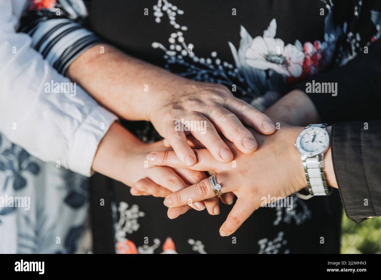 Gros plan d'une famille religieuse de femmes mettant leurs mains ensemble et priant. Portrait de famille. Banque D'Images