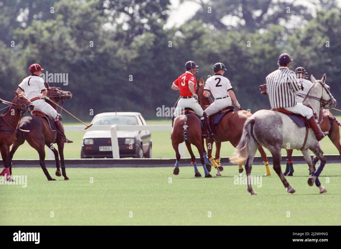 Le Prince Charles (maillot rouge portant le numéro 3) a été enfermé dans une bataille féroce contre le Major James Hewitt, ami de la princesse Diana aujourd'hui (maillot blanc portant le numéro 2) , sur le terrain de polo. À une étape, comme le major Hewitt a défié le prince, le commentateur a exclamé 'Oh, je dis ! Cette sortie était un peu difficile » malgré la détermination de Charles, l'équipe du héros du Golfe a remporté 4-1 victoires à Windsor. Les prix du polo ont été remis par une autre royale, la princesse Beatrice, fille de deux ans de la duchesse de York et du prince Andrew. Photo prise le 16th juillet 1991 Banque D'Images