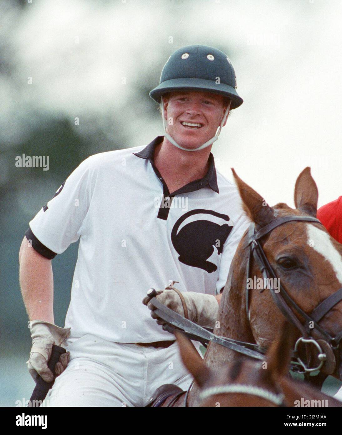 La photo montre le major James Hewitt (portant la chemise blanche numéro 2). Voir d'autres cadres dans cet ensemble qui montrent : le Prince Charles (maillot rouge portant le numéro 3) a été enfermé dans une bataille féroce avec l'ami de la princesse Diana, le Major James Hewitt aujourd'hui (maillot blanc portant le numéro 2) , sur le terrain de polo. À une étape, comme le major Hewitt a défié le prince, le commentateur a exclamé 'Oh, je dis ! Cette sortie était un peu difficile » malgré la détermination de Charles, l'équipe du héros du Golfe a remporté 4-1 victoires à Windsor. Les prix du polo ont été remis par une autre royale, la princesse Beatrice, fille de deux ans du Duc Banque D'Images