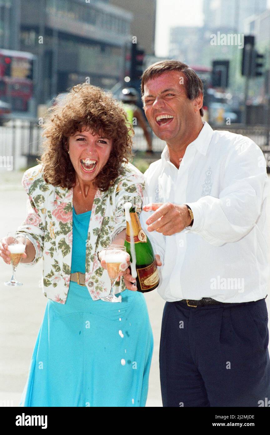 Le DJ Tony Blackburn et Debbie Thomson célèbrent leur engagement. 29th juillet 1991. Banque D'Images