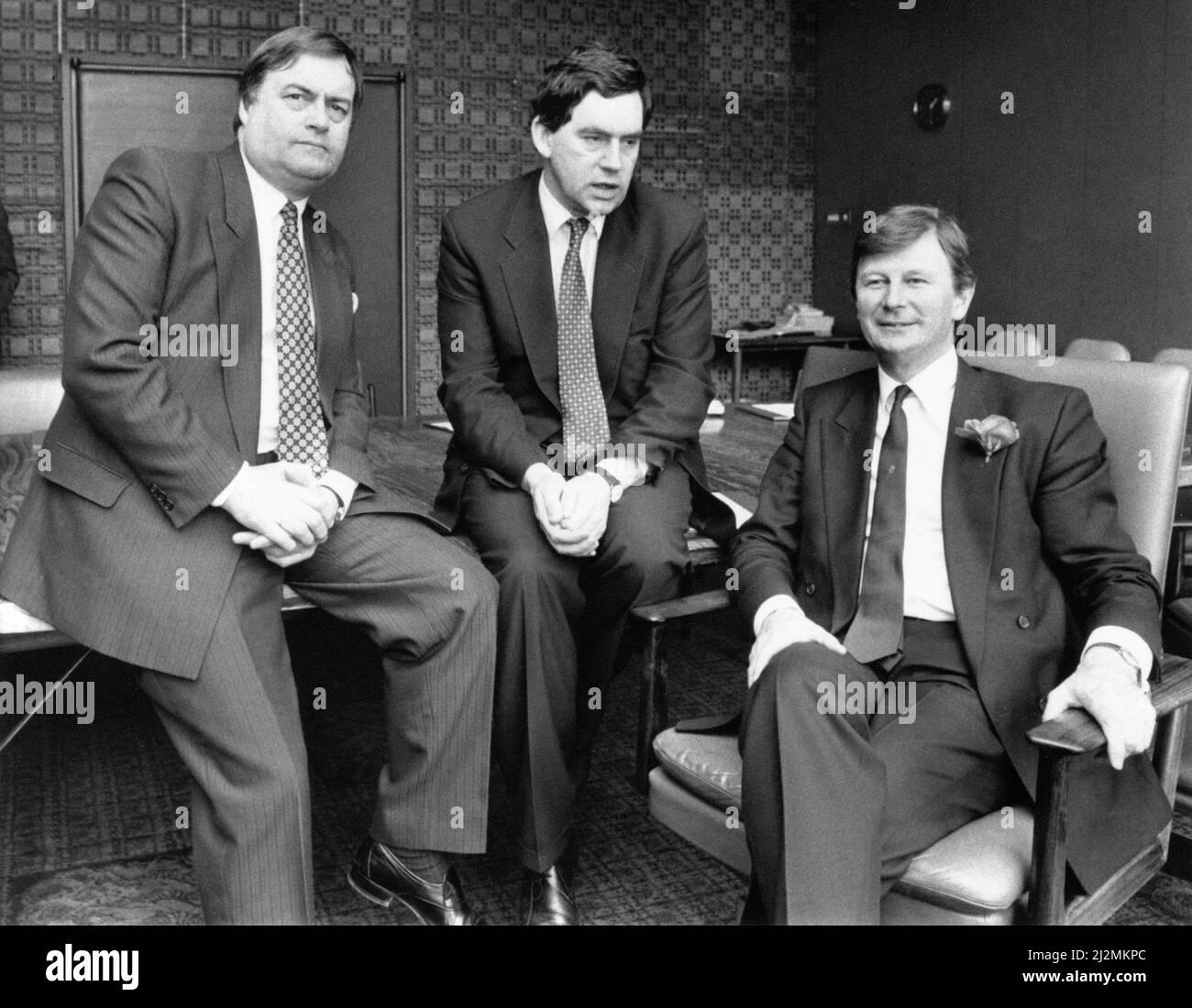 Membres de la magistrature de première ligne du Parti travailliste, de gauche à droite, John Prescott, Gordon Brown et Bryan Gould, à la conférence du Centre civique de Newcastle, aujourd'hui, le jeudi 22nd février 1990. Banque D'Images