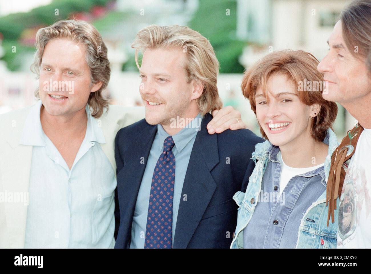 Festival du film américain de Deauville, Deauville, France, septembre 1990. Notre photo montre ... Julia Roberts et Kiefer Sutherland au festival pour promouvoir le nouveau film, Flatliners, dans lequel ils jouent les personnages de Rachel Manus et Nelson Wright. Aussi en photo, Michael Douglas, qui a co-produit le film avec Rick Bieber. Banque D'Images