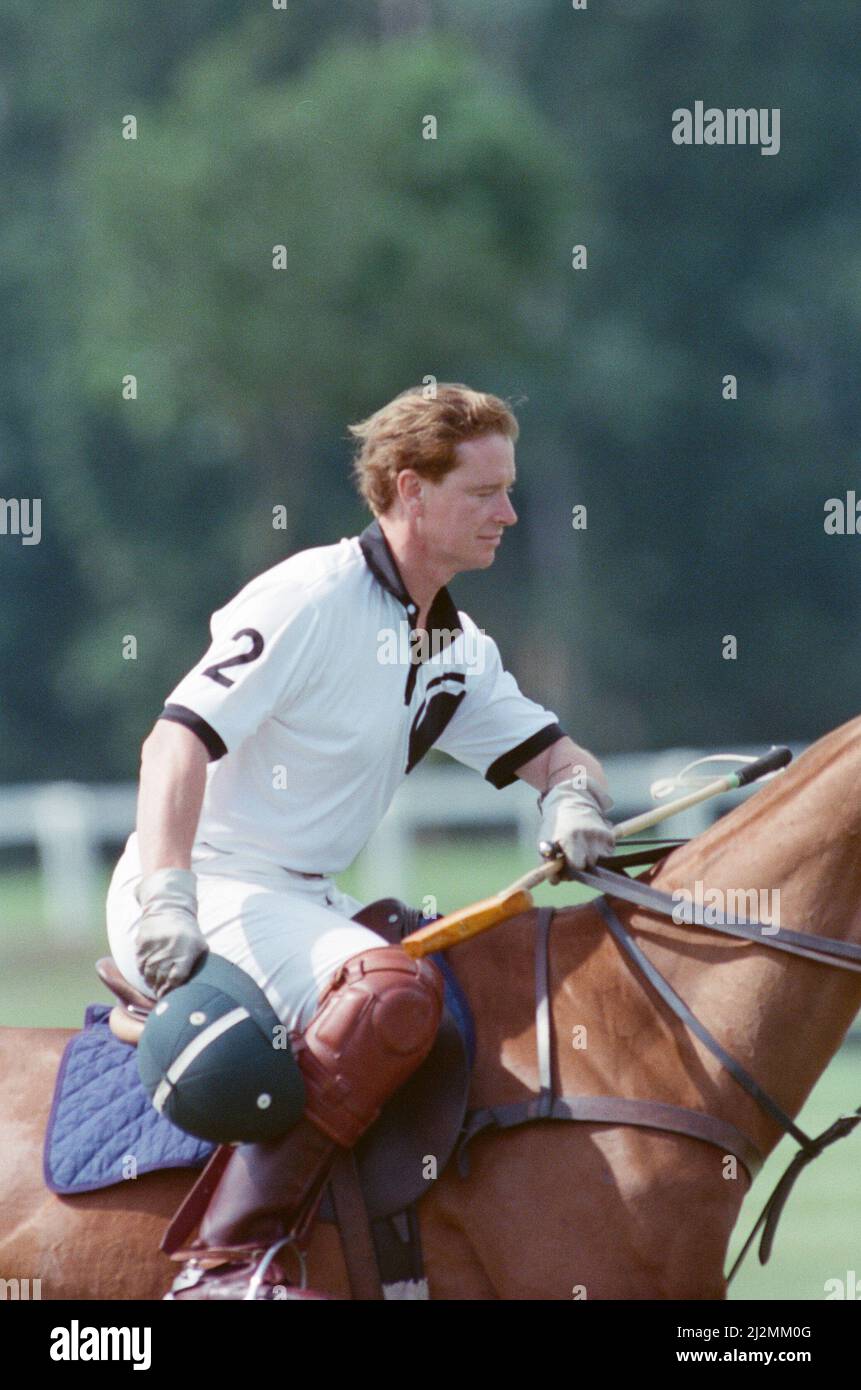 La photo montre le major James Hewitt (portant la chemise blanche numéro 2). Voir d'autres cadres dans cet ensemble qui montrent : le Prince Charles (maillot rouge portant le numéro 3) a été enfermé dans une bataille féroce avec l'ami de la princesse Diana, le Major James Hewitt aujourd'hui (maillot blanc portant le numéro 2) , sur le terrain de polo. À une étape, comme le major Hewitt a défié le prince, le commentateur a exclamé 'Oh, je dis ! Cette sortie était un peu difficile » malgré la détermination de Charles, l'équipe du héros du Golfe a remporté 4-1 victoires à Windsor. Les prix du polo ont été remis par une autre royale, la princesse Beatrice, fille de deux ans du Duc Banque D'Images