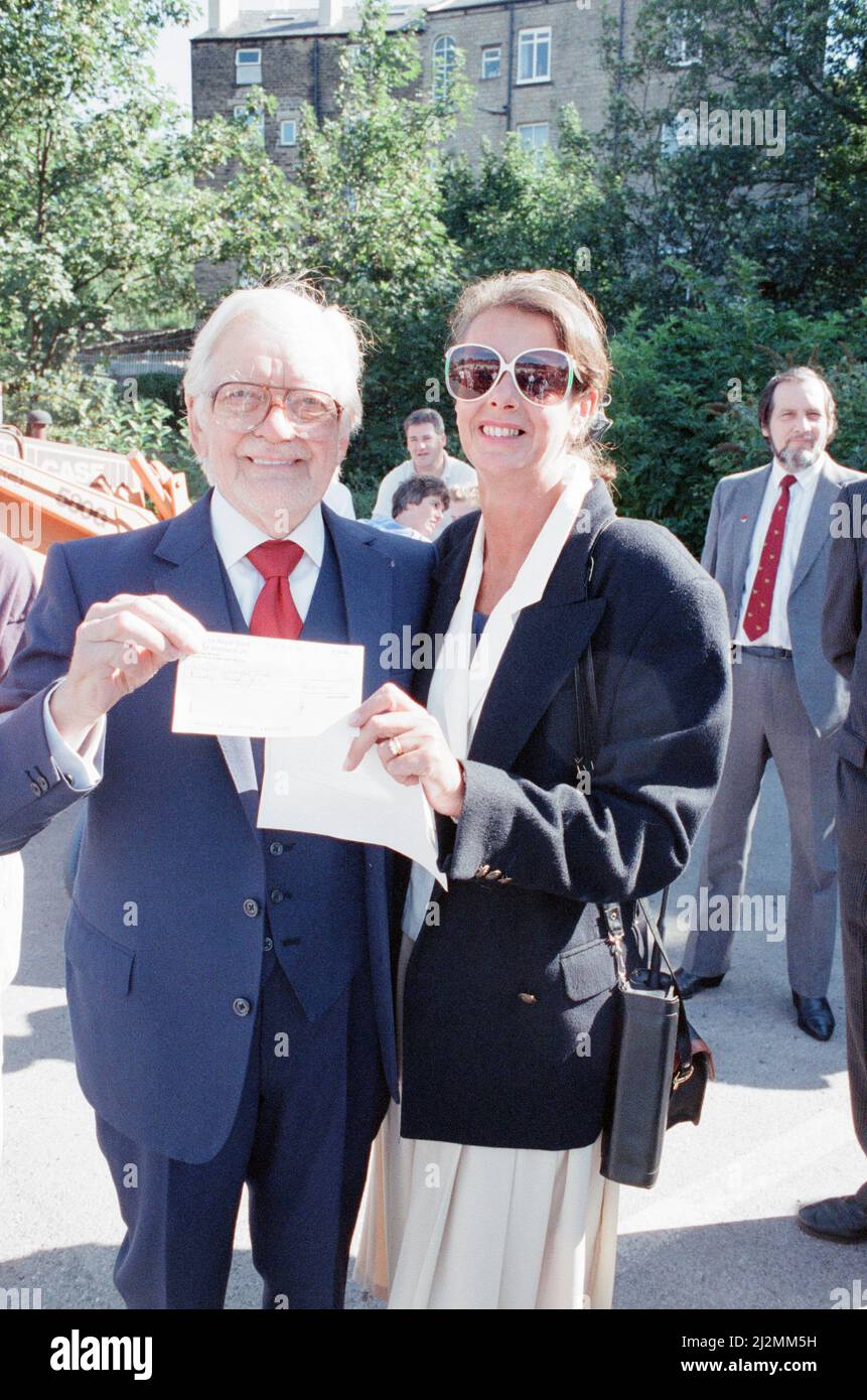 Riverwatch... certains des donateurs du projet River 90 Club se penchés sur les travaux à venir dans le centre de Holmfirth, y compris l'acteur Bill Owen aka Compo Simmonite in Last of the Summer Wine. 8th septembre 1990. Banque D'Images