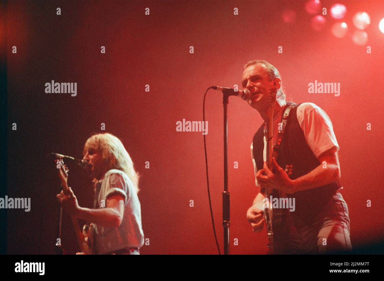 Statu quo en concert au NEC à Birmingham, le 11th décembre 1990. Notre photo montre ... Rick Parfitt et Francis Rossi Banque D'Images