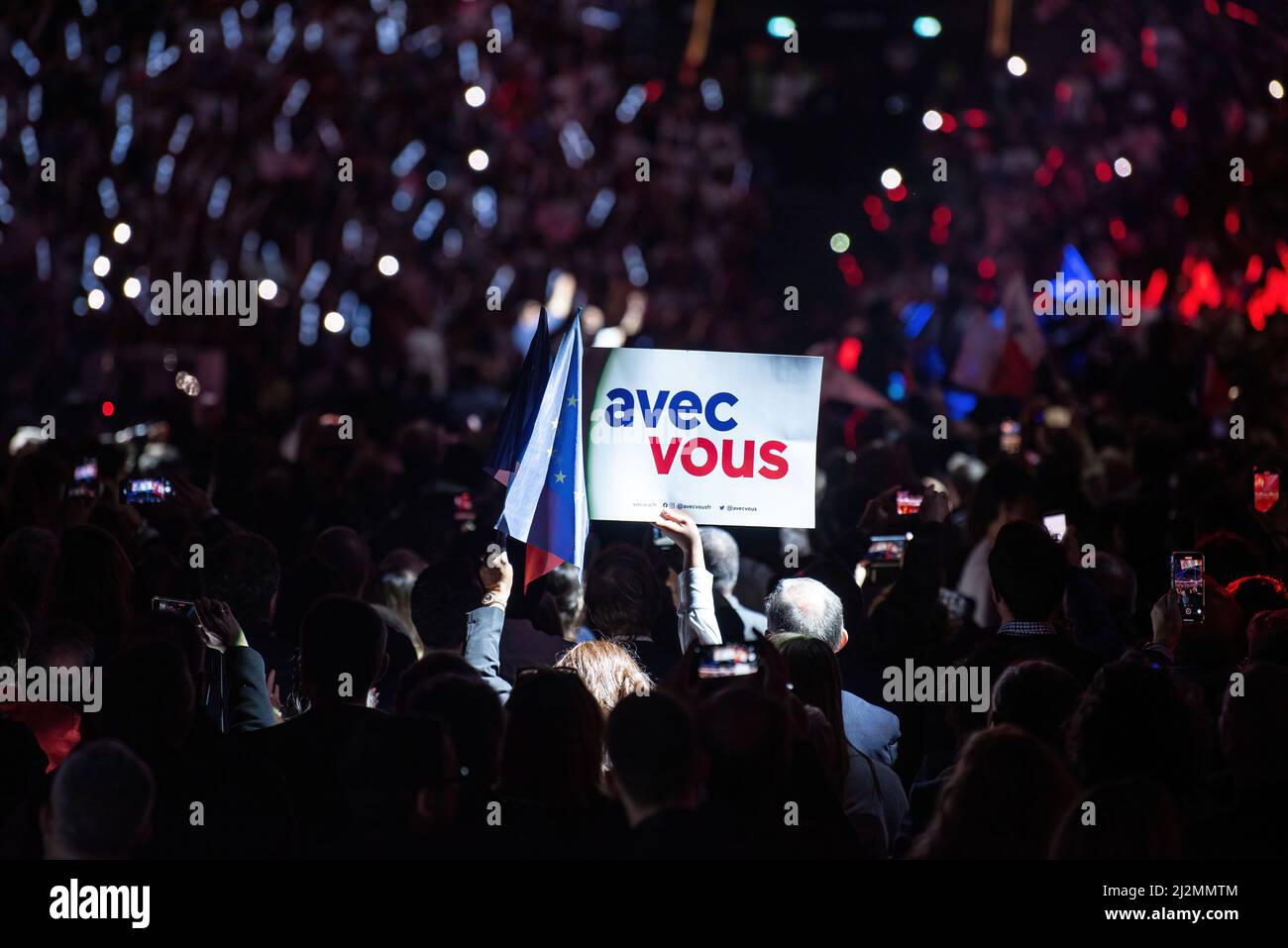 Paris, France. 02nd avril 2022. Les participants à une campagne pour le président de Franceís et le candidat de la République en Marche (LREM) à la réélection d'Emmanuel Macron. Le président français Emmanuel Macron a organisé son premier rassemblement de campagne de la campagne électorale française avant le premier tour de l'élection présidentielle du 10 avril. (Photo de Louise Delmotte/SOPA Images/Sipa USA) crédit: SIPA USA/Alay Live News Banque D'Images