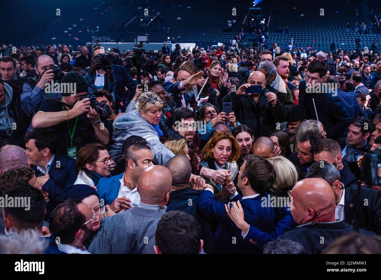 Paris, France. 03rd avril 2022. Le président Franceís et le candidat à la réélection de la République en Marche (LREM) Emmanuel Macron accueille les participants lors d'un événement de campagne. Le président français Emmanuel Macron a organisé son premier rassemblement de campagne de la campagne électorale française avant le premier tour de l'élection présidentielle du 10 avril. (Photo de Louise Delmotte/SOPA Images/Sipa USA) crédit: SIPA USA/Alay Live News Banque D'Images