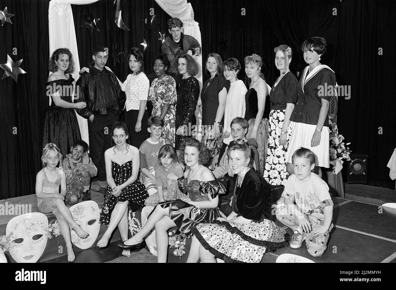 Été spectaculaire... ces jeunes Newsome sont entrés dans le monde de la mode pendant deux jours pour participer au salon de mode annuel de la Newsome High School. L'événement, qui s'est terminé la nuit dernière, a inclus des élèves des écoles secondaires de Newsome et de Newsome, et a montré une variété de modes, des vêtements de loisirs à la mariée et une gamme de robes de bal embauchées. Elle a été organisée par le professeur de textile Gillan Capewell, qui espérait élever environ £400 personnes afin que les élèves du département textile puissent participer à des travaux plus pratiques. 25th juin 1991. Banque D'Images