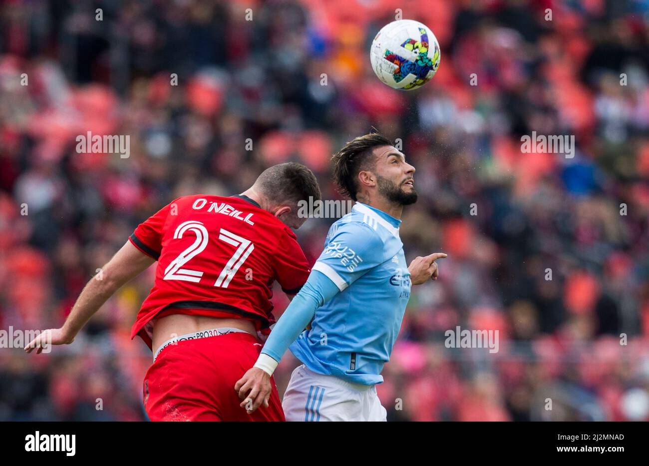 Toronto, Canada. 2nd avril 2022. Shane O'Neill (L) du Toronto FC rivalise avec Valentin Castellanos du New York City FC lors du match de football de la Major League (MLS) de 2022 entre le Toronto FC et le New York City FC à BMO Field, à Toronto, Canada, le 2 avril 2022. Credit: Zou Zheng/Xinhua/Alamy Live News Banque D'Images