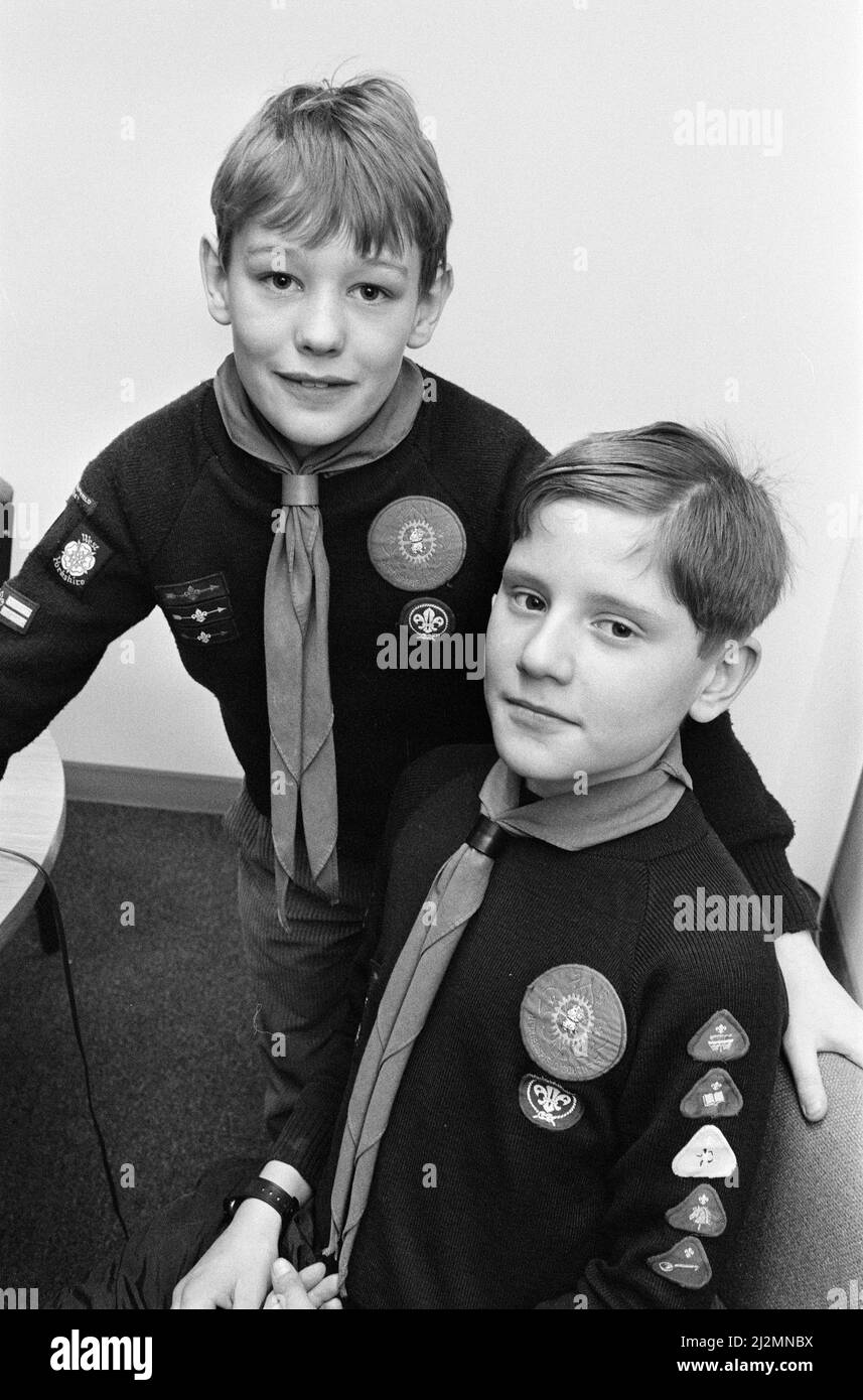 Deux petits de Shelley ont reçu des prix de la flèche d'or. Matthew Hall (à droite); 11, et Louis Stokes, 10 ans, sont issus du pack Huddersfield de 22nd basé à la Shelley First School. Tous deux sont des élèves de l'école secondaire Kirkburton et ont participé à la production de cerf-volant et à trois randonnées dans le cadre des activités du prix. Matthew a également joué au football et au rugby et a écrit des prières. Louis a conçu une affiche et a terminé un projet d'histoire. 21st février 1991. Banque D'Images