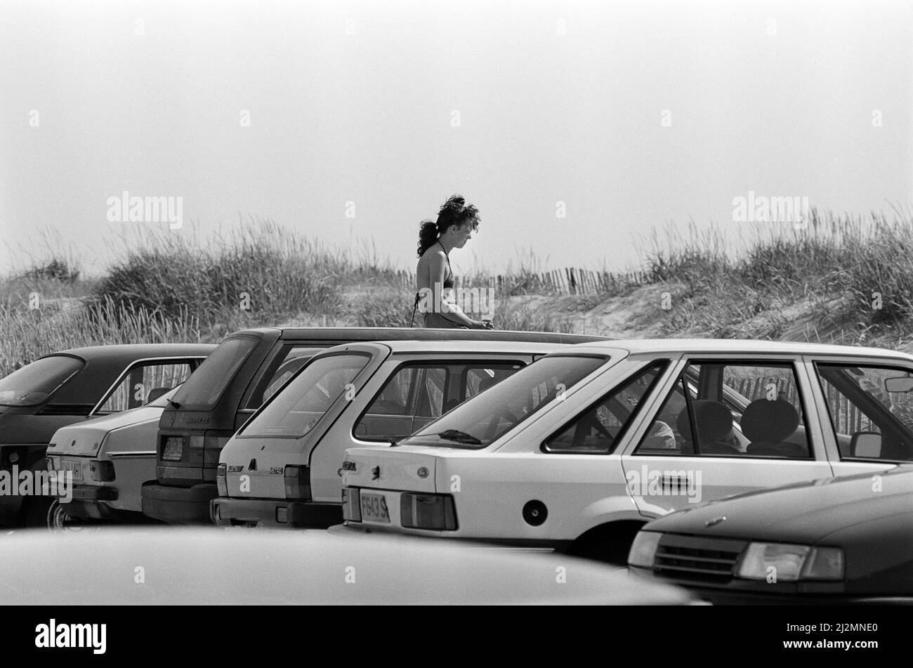 Assis sur le toit de la voiture Banque d'images noir et blanc - Alamy