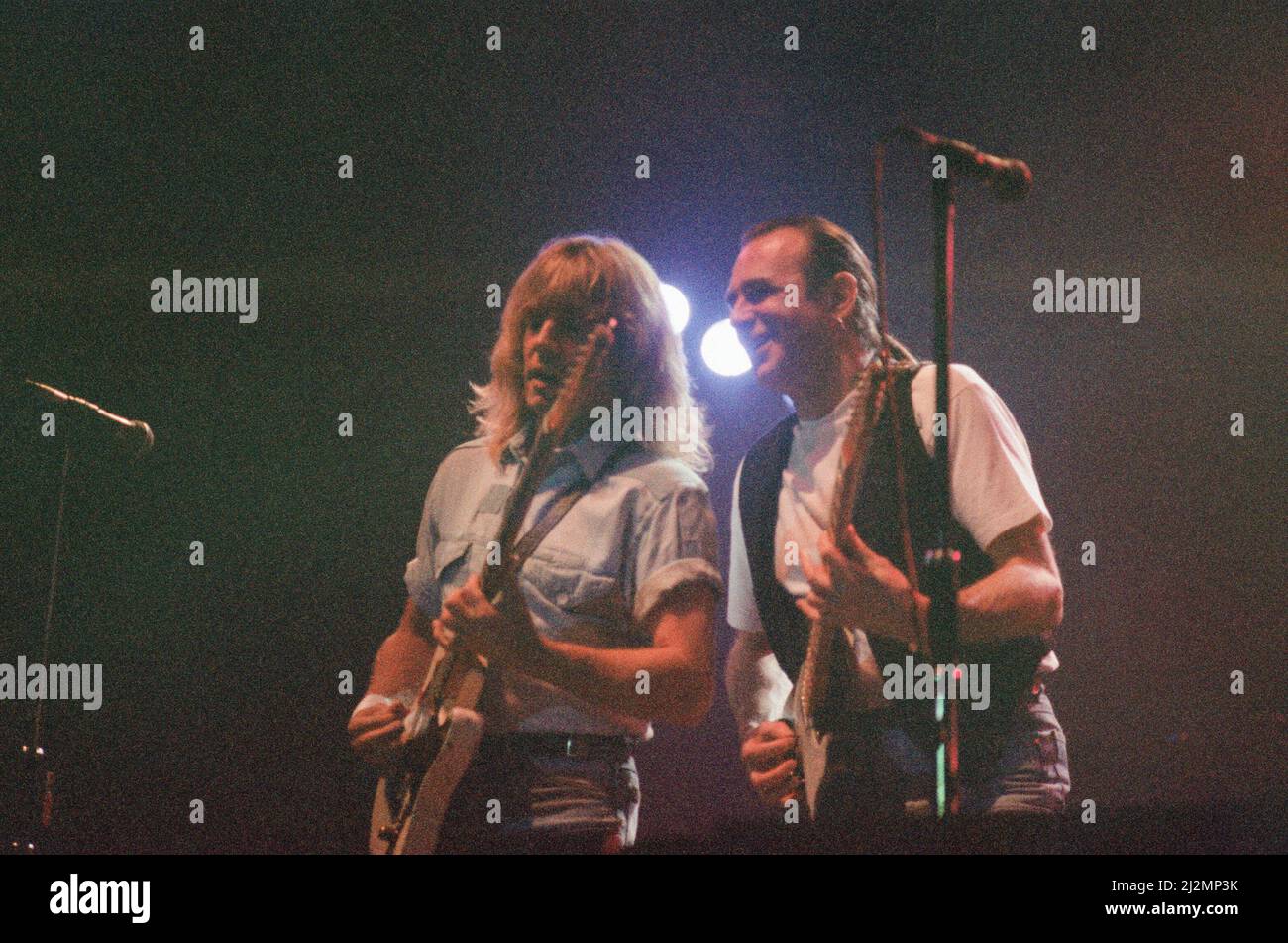 Statu quo en concert au NEC à Birmingham, le 11th décembre 1990. Notre photo montre ... Rick Parfitt et Francis Rossi Banque D'Images