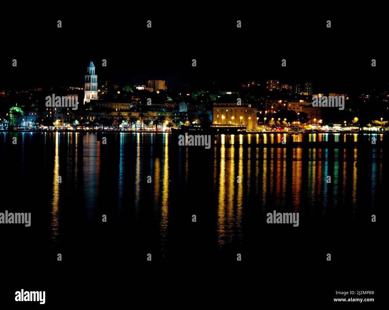 Ville de Split, réfection nocturne d'eau claire, Croatie Banque D'Images