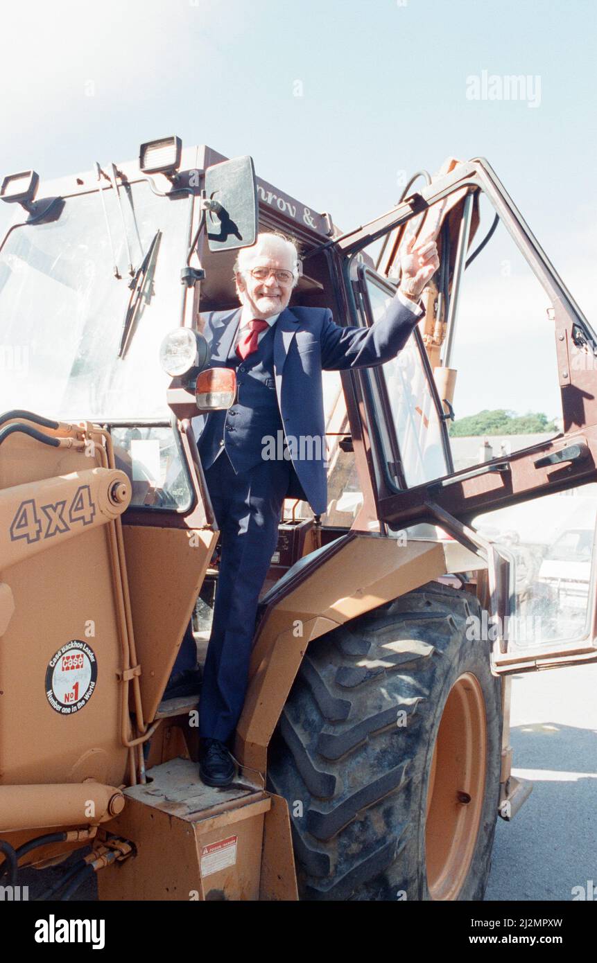 Riverwatch... certains des donateurs du projet River 90 Club se penchés sur les travaux à venir dans le centre de Holmfirth, y compris l'acteur Bill Owen aka Compo Simmonite in Last of the Summer Wine. 8th septembre 1990. Banque D'Images