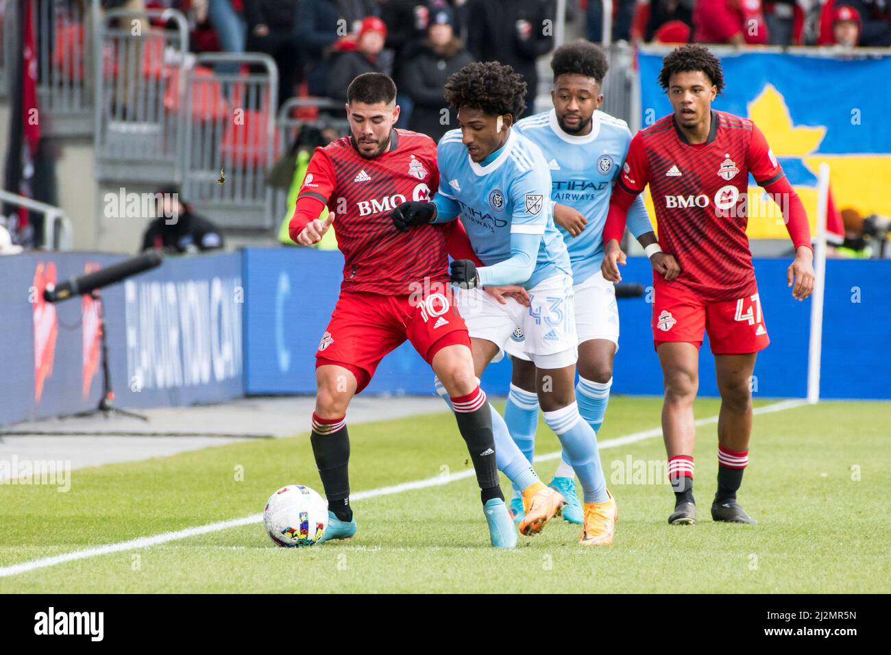 Toronto, Canada. 02nd avril 2022. Alejandro Pozuelo (9) et Tales Magno (43) en action pendant le match MLS entre le Toronto FC et le New York City FC à BMO Field. Le match s'est terminé en 2-1 pour Toronto FC. Crédit : SOPA Images Limited/Alamy Live News Banque D'Images