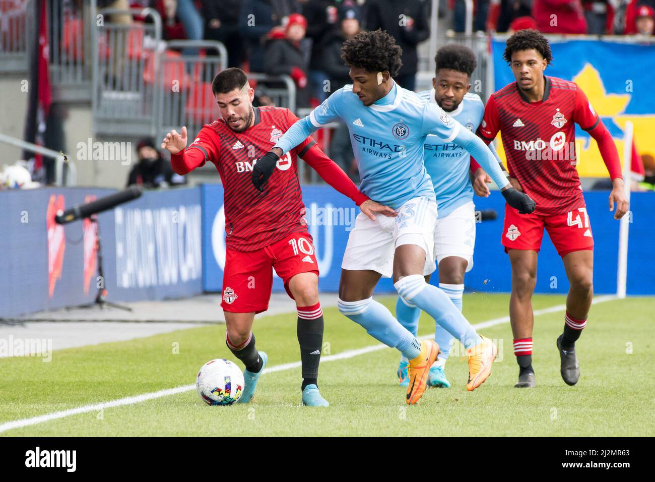 Toronto, Canada. 02nd avril 2022. Alejandro Pozuelo (9) et Tales Magno (43) en action pendant le match MLS entre le Toronto FC et le New York City FC à BMO Field. Le match s'est terminé en 2-1 pour Toronto FC. Crédit : SOPA Images Limited/Alamy Live News Banque D'Images