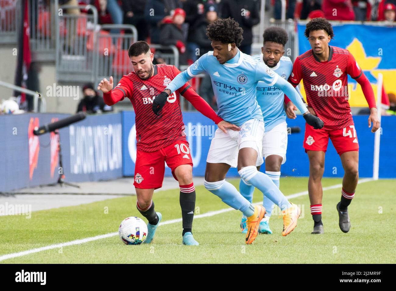 Toronto, Canada. 02nd avril 2022. Alejandro Pozuelo (9) et Tales Magno (43) en action pendant le match MLS entre le Toronto FC et le New York City FC à BMO Field. Le match s'est terminé en 2-1 pour Toronto FC. (Photo par Angel Marchini/SOPA Images/Sipa USA) crédit: SIPA USA/Alay Live News Banque D'Images