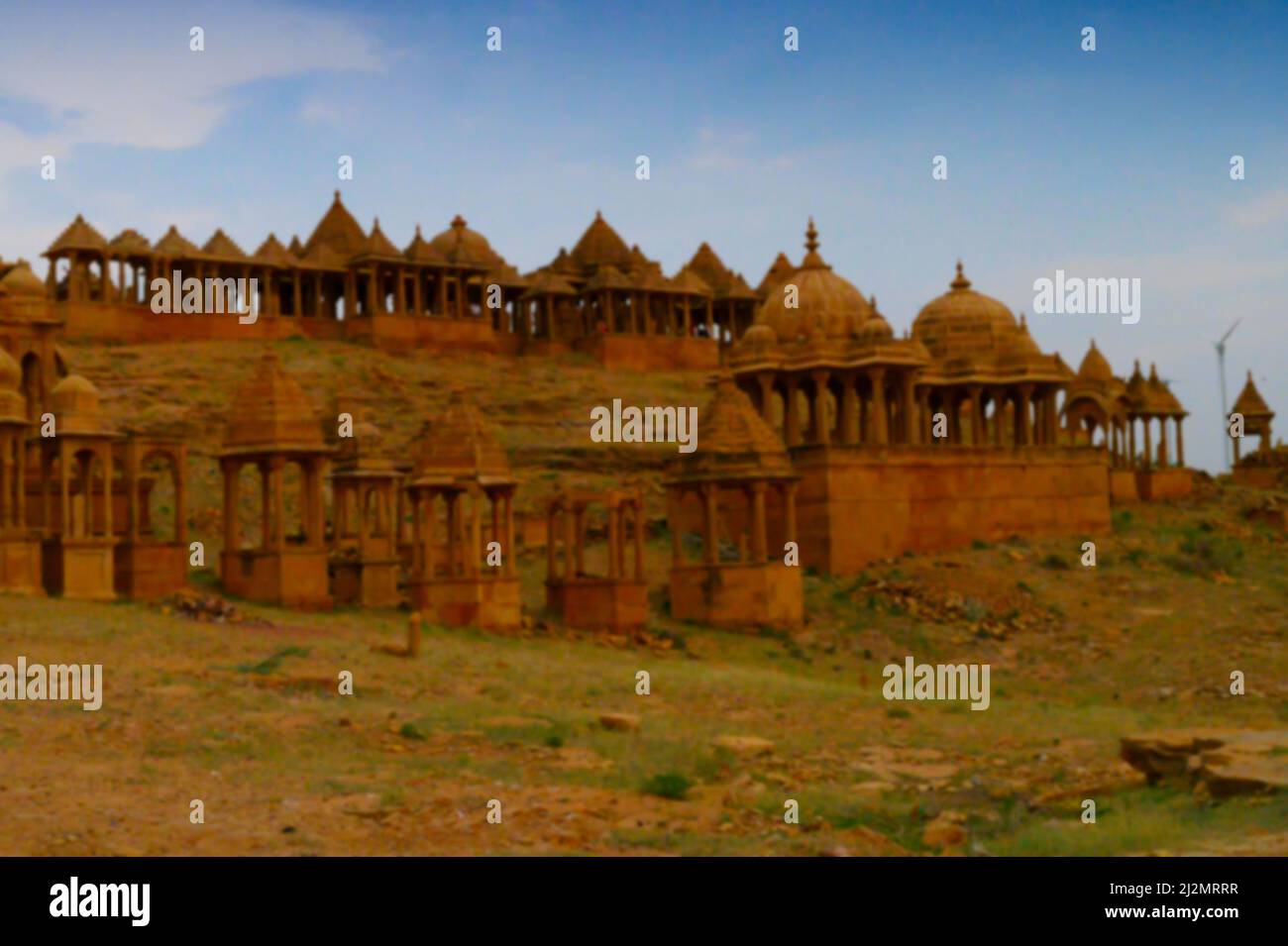 Image floue de Bada Bagh ou Barabagh, signifie Big Garden, est un complexe de jardin à Jaisalmer, Rajasthan, Inde, pour les cenotaphes royaux, ou chhatris. Banque D'Images