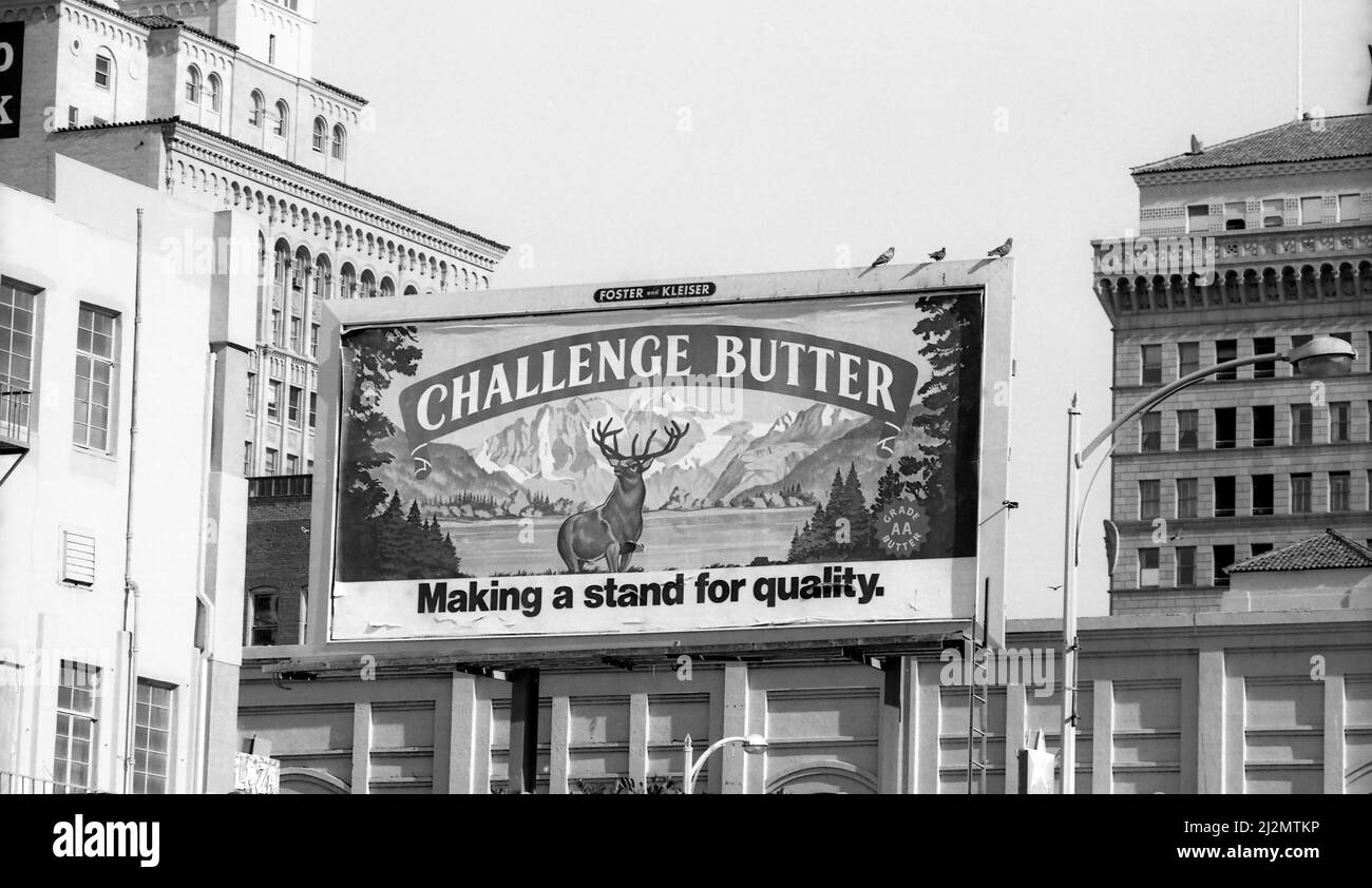 Affiche imprimée sur le panneau publicitaire Foster et Kleiser pour Challenge Butter dans le centre-ville de San Diego, CA Banque D'Images