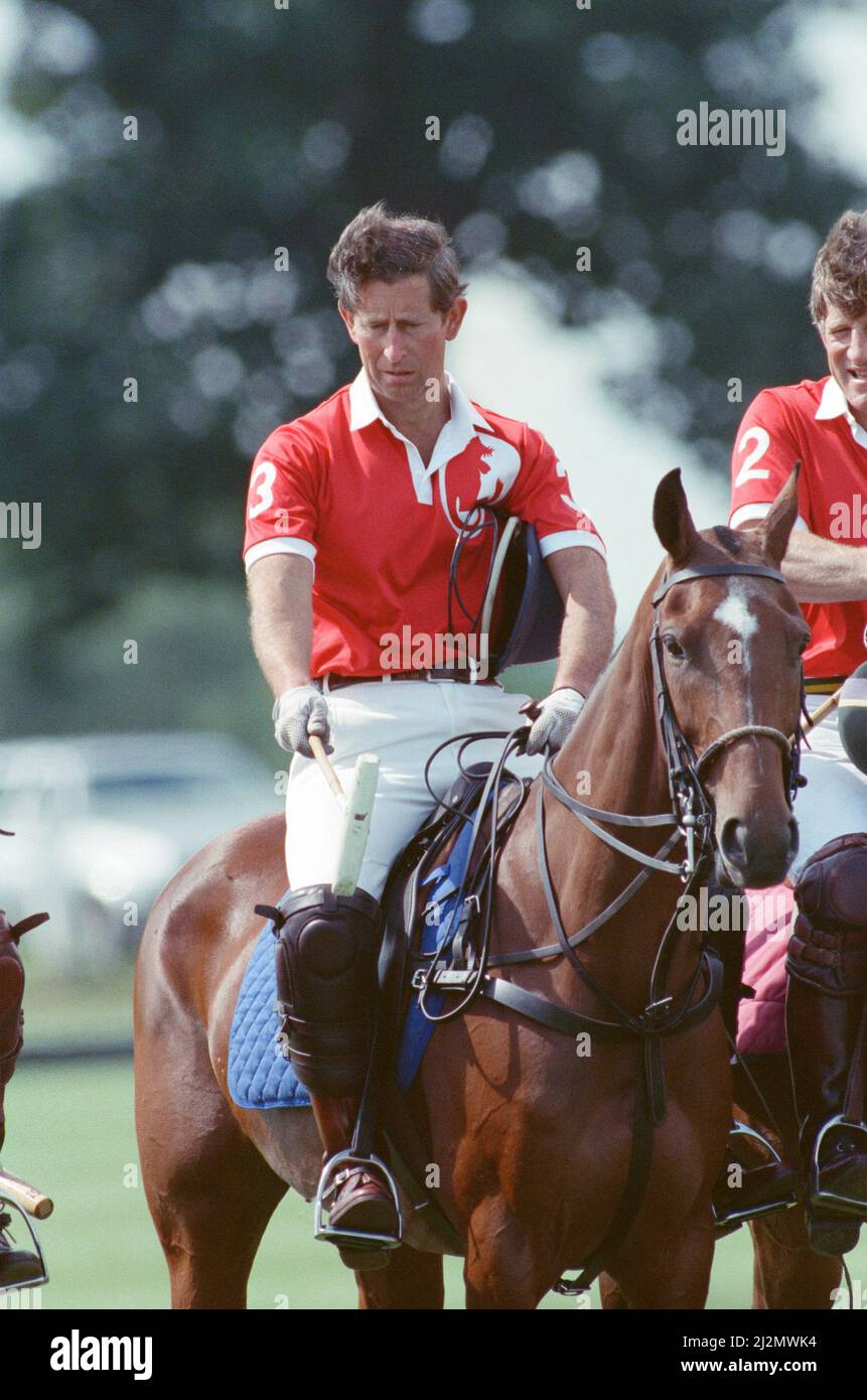 Le prince Charles (portant le numéro 3) a été enfermé aujourd'hui dans une bataille féroce contre l'ami de la princesse Diana, le major James Hewitt, sur le terrain de polo. À une étape, comme le major Hewitt a défié le prince, le commentateur a exclamé 'Oh, je dis ! Cette sortie était un peu difficile » malgré la détermination de Charles, l'équipe du héros du Golfe a remporté 4-1 victoires à Windsor. Les prix du polo ont été remis par une autre royale, la princesse Beatrice, fille de deux ans de la duchesse de York et du prince Andrew. Photo prise le 16th juillet 1991 Banque D'Images