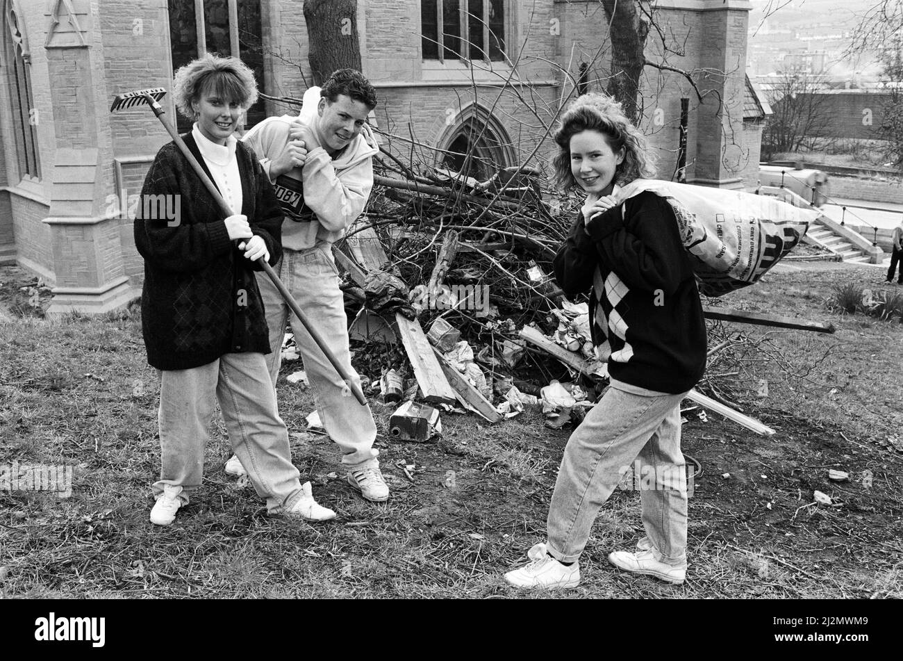 Le groupe de travail... 90 étudiants du New College de Huddersfield ont participé à une séance éclair sur l'environnement dans le cadre d'un exercice de la journée de travail communautaire de mammouth à Huddersfield. Les étudiants (de gauche à droite) Sali Kay, Andrew Doran et Emma Niccolls se saisissent des déchets qui se trouvent autour du chantier naval de St Thomas, le pont de Longroyd. 26th mars 1990. Banque D'Images
