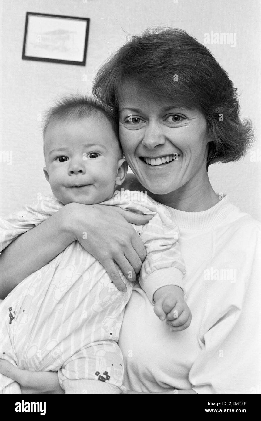 Retour en toute sécurité... Mme Carolyn Brook câlin le bébé Alexander James, en tant que grands-parents James et Olive Brook les accueillent après leur vol de l'Iraq. - Une femme britannique détenue en otage avec son mari et son fils de quatre mois et demi a parlé pour la première fois de la façon dont elle a volé à la maison depuis le Koweït. S'exprimant depuis le domicile de son mari Crosland Moor, Mme Carolyn Brook, 28 ans, a déclaré aujourd'hui que sa seule préoccupation concernait son mari Alan, âgé de 34 ans, qui est toujours dans la capitale irakienne, Bagdad. 11th septembre 1990. Banque D'Images