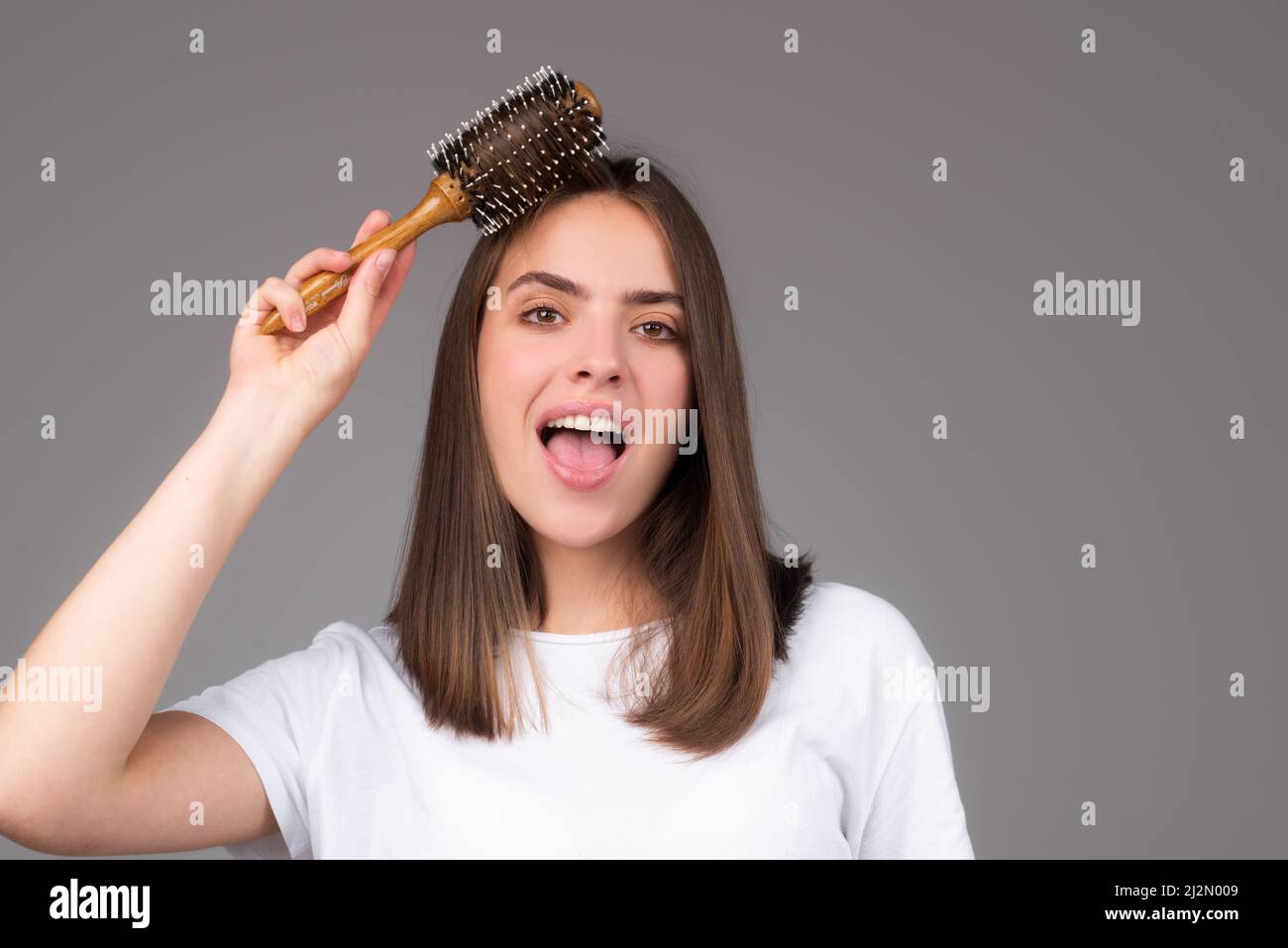Femme peignant les cheveux. Portrait d'une femme avec un peigne pour se  brosser les cheveux. Fille avec brosse à cheveux, soins de cheveux et  beauté Photo Stock - Alamy