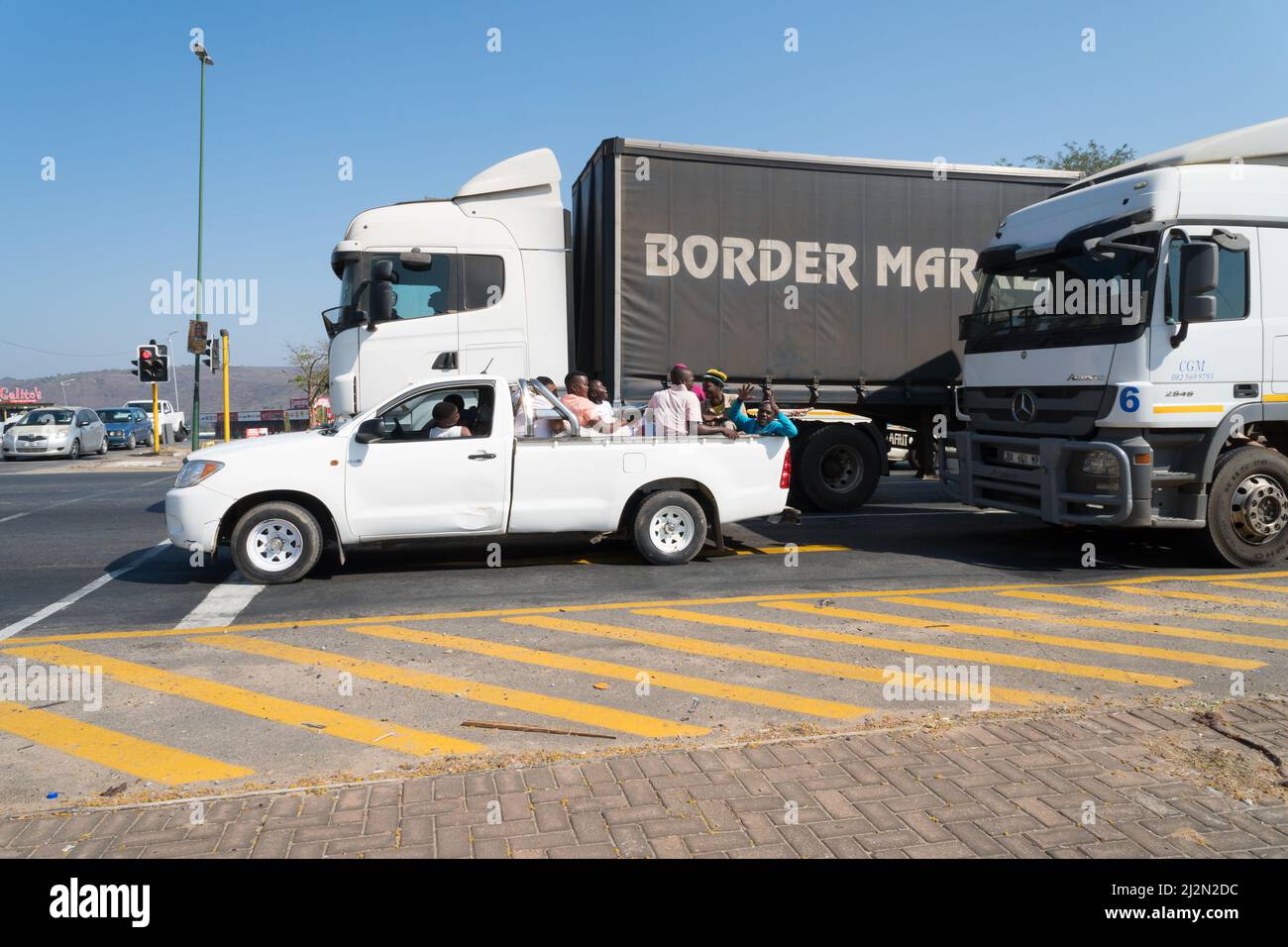 Transport typique en Afrique du Sud transportant des Noirs africains à l'arrière d'un véhicule entièrement chargé à Mpumalanga Banque D'Images