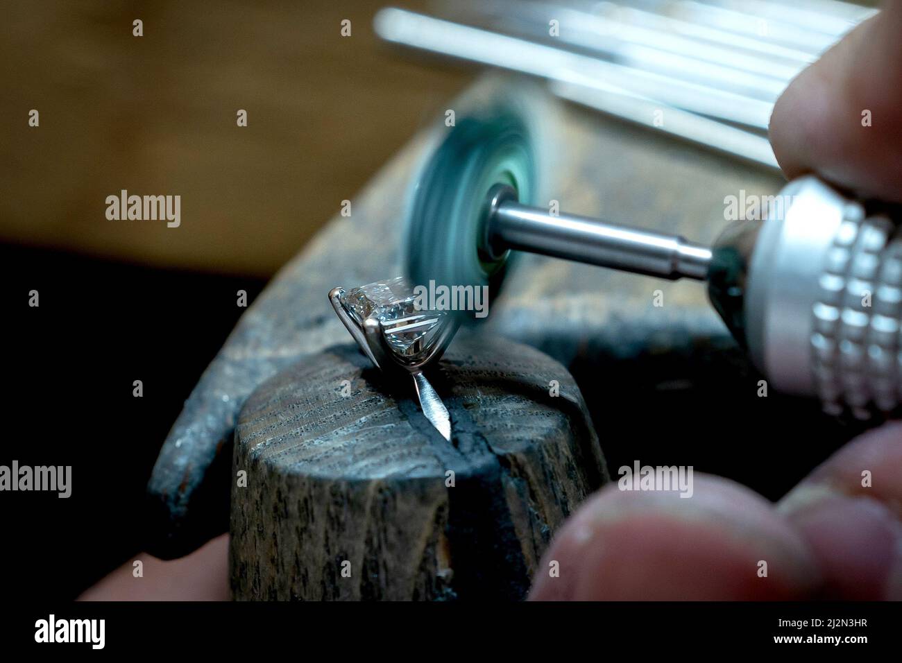 Un anneau d'engagement de diamant découpé à la princesse est secoué dans un atelier de 77 diamants dans le centre de Londres. Date de la photo: Vendredi 1 avril 2022. Banque D'Images