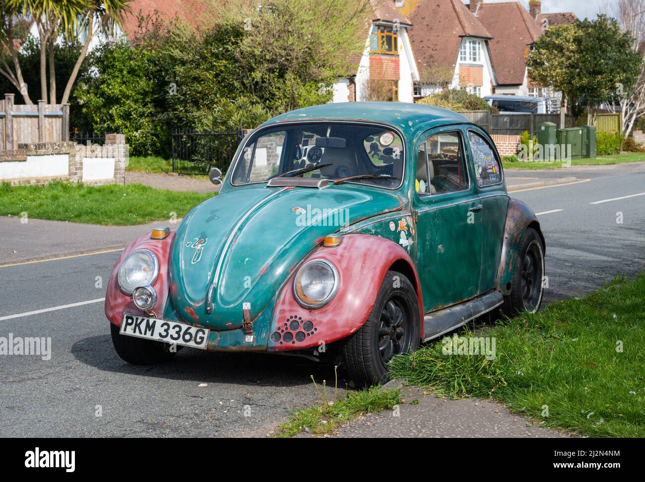 La voiture originale Volkswagen Beetle a été construite en 1968, apparemment abandonnée et négligée dans un état de réparation difficile garée sur le bord de la route en Angleterre, au Royaume-Uni. VW Beetle Banque D'Images