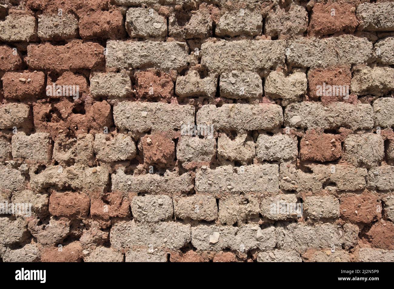 Mur de brique de boue érodée d'argile séchée et de paille, Serbie Banque D'Images